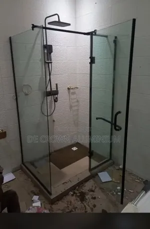 10mm Tempered Glass Shower Cubicle With Black Accessories