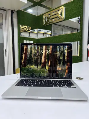 Laptop Apple MacBook Pro 2022 M2 8GB Apple M2 SSD 256GB