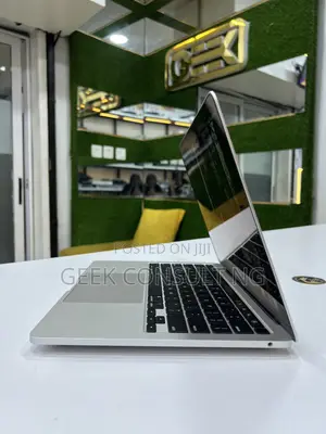 Laptop Apple MacBook Pro 2022 M2 8GB Apple M2 SSD 256GB