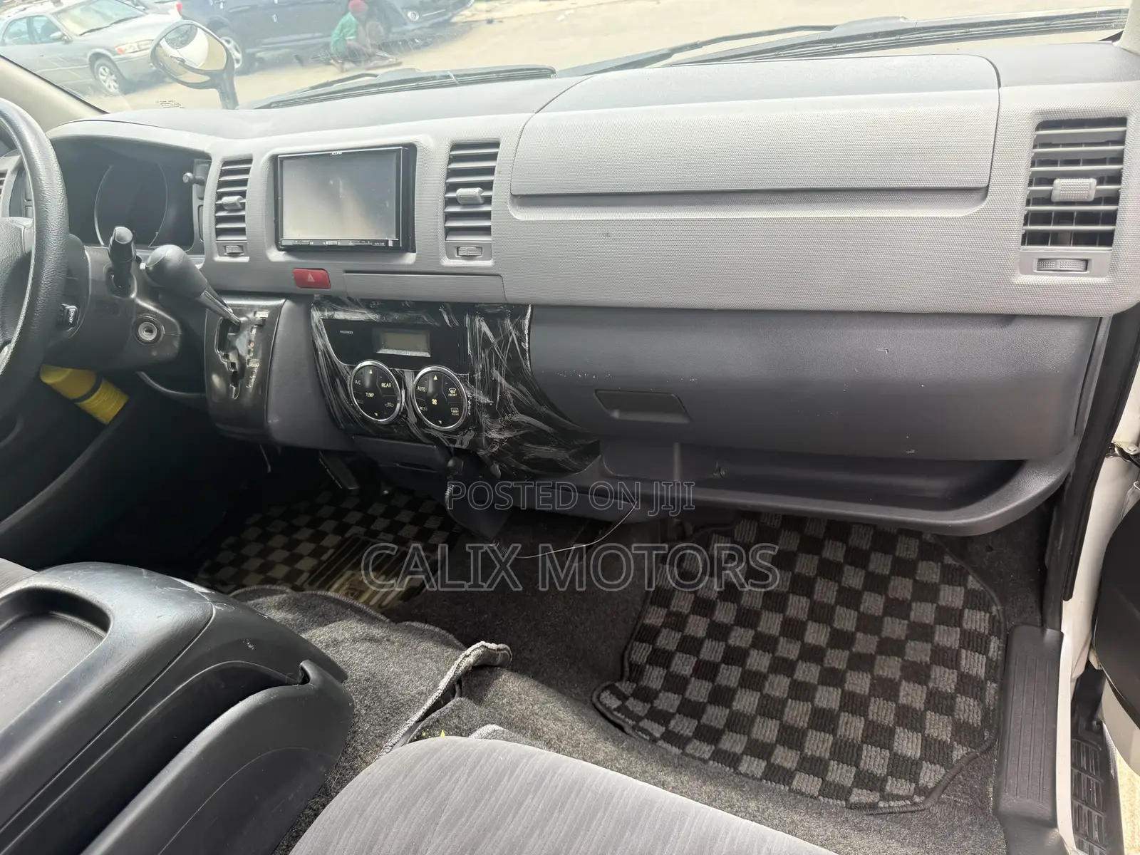 Toyota HiAce 2013 White