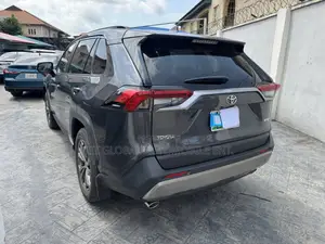 Toyota RAV4 XLE 2025 Gray