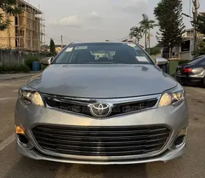 Toyota Avalon XLE Sedar FWD (3.5L 6cyl 6A) 2013 Gold