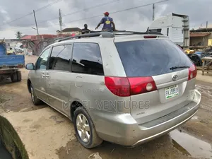 Toyota Sienna 2009 Silver