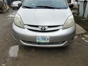 Toyota Sienna 2009 Silver