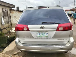Toyota Sienna 2009 Silver