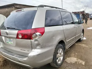 Toyota Sienna 2009 Silver