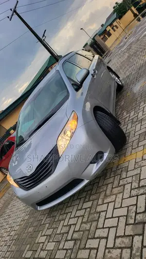 Toyota Sienna Limited 7 Passenger 2011 Silver