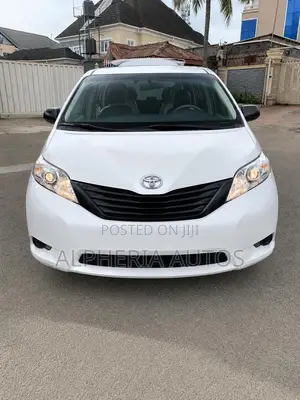 Toyota Sienna LE AWD 7-Passenger 2013 White