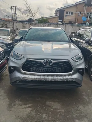 Toyota Highlander 2022 Silver