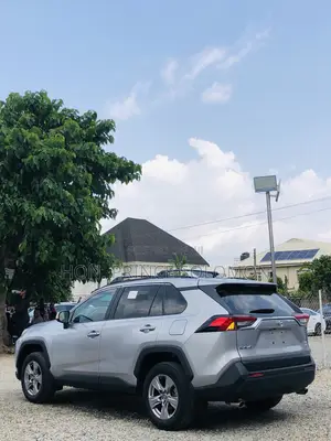 Toyota RAV4 XLE 2025 Silver