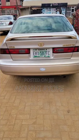 Toyota Camry LE 4dr Sedan (2.2L 4cyl 4A) 2000 Gold