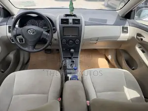 Toyota Corolla LE 4dr Sedan (1.8L 4cyl 4A) 2013 White