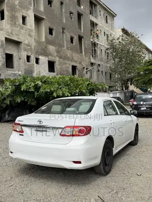 Toyota Corolla LE 4dr Sedan (1.8L 4cyl 4A) 2013 White