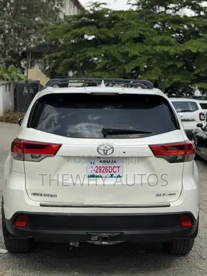Toyota Highlander XLE 4x4 V6 (3.5L 6cyl 8A) 2017 White