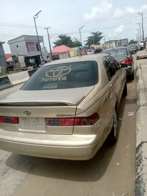 Toyota Camry 2000 Gold