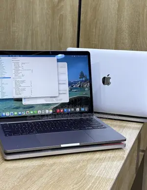 Laptop Apple MacBook Pro 2022 M2 8GB Apple M2 SSD 256GB