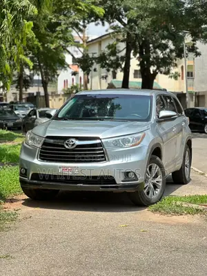 Toyota Highlander LE Plus V6 4x2 (3.5L 6cyl 6A) 2016 Silver
