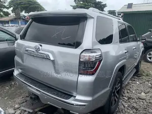 Toyota 4-Runner Limited 4dr SUV 4WD (4.0L 6cyl 5A) 2015 Silver