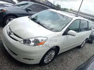 Toyota Sienna XLE 7 Passenger 2010 White