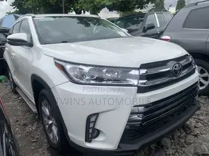 Toyota Highlander LE 4dr SUV AWD (3.5L 6cyl 6A) 2015 White