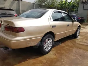 Toyota Camry LE 4dr Sedan (2.2L 4cyl 4A) 2001 Gold