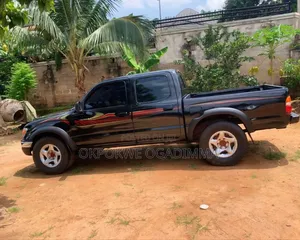Toyota Tacoma Base 4x4 Regular Cab 103.3 in. WB 2002 Black
