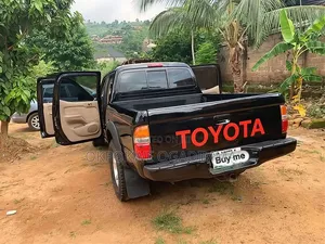 Toyota Tacoma Base 4x4 Regular Cab 103.3 in. WB 2002 Black