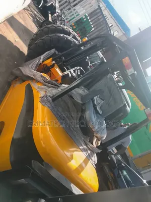 Semen 3 Ton Electric Forklift Machine