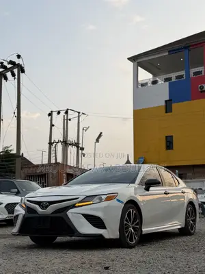 Toyota Camry SE FWD (2.5L 4cyl 8AM) 2018 White