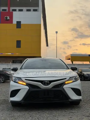 Toyota Camry SE FWD (2.5L 4cyl 8AM) 2018 White