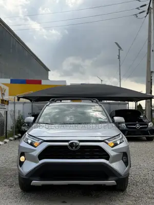 Toyota RAV4 XLE 2025 Silver