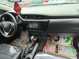 Toyota Corolla LE (1.8L 4cyl 2A) 2018 Gray