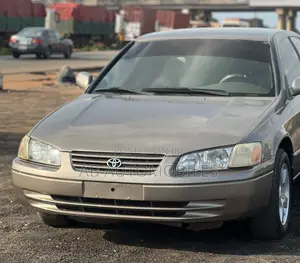 Toyota Camry 2000 Gold