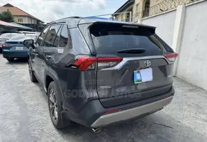 Toyota RAV4 XLE 2025 Gray