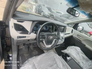 Toyota Sienna XLE AWD (3.5L 6cyl 8A) 2018 Black