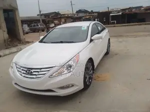 Hyundai Sonata SE Sedan FWD (2.4L 4cyl 6A) 2013 White