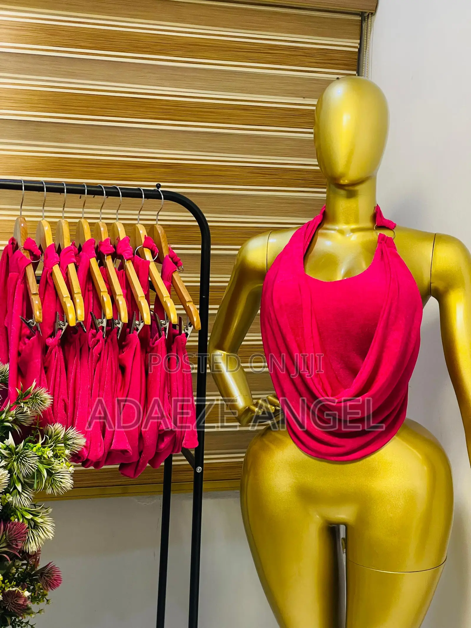 Chain Crawl Neck Top