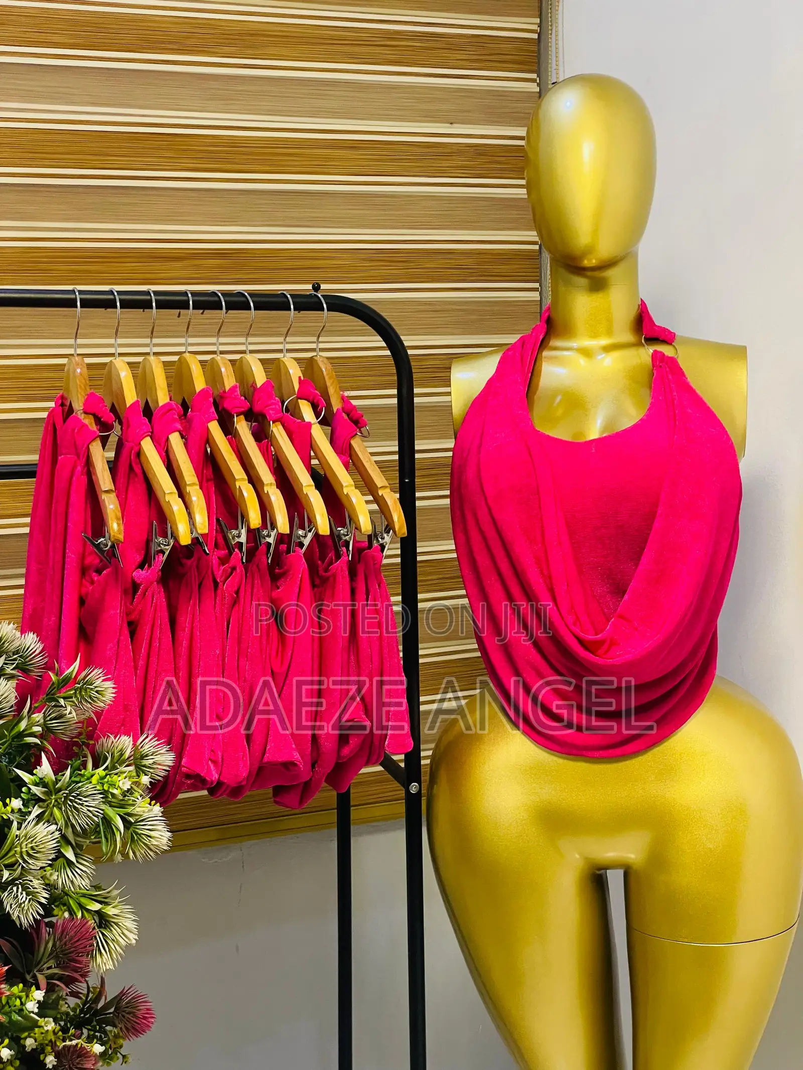 Chain Crawl Neck Top