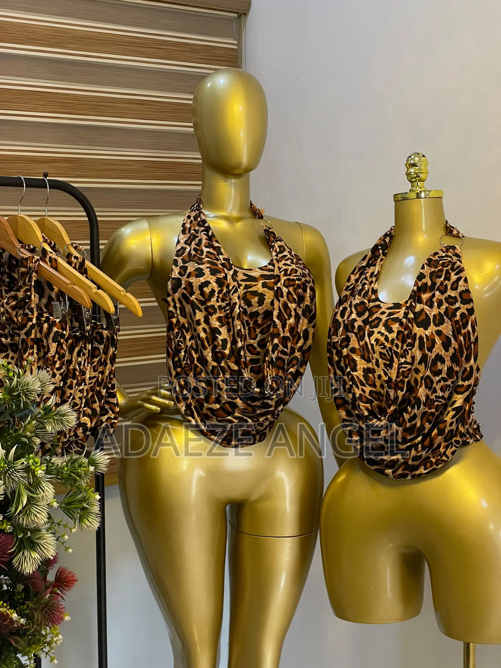 Chain Crawl Neck Top