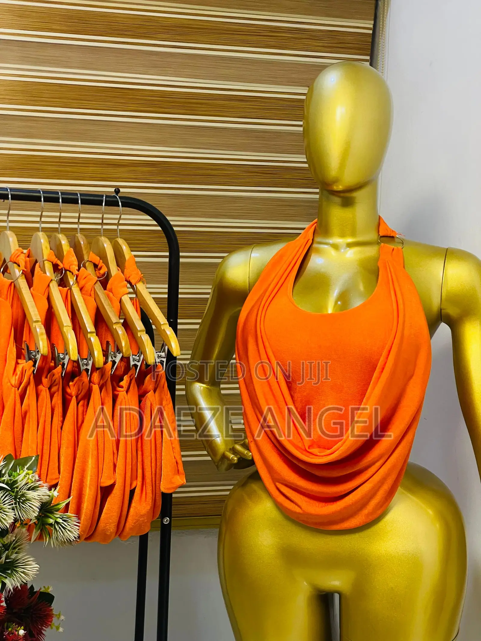 Chain Crawl Neck Top