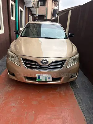 Toyota Camry XLE 4dr Sedan (2.5L 4cyl 6A) 2011 Gold