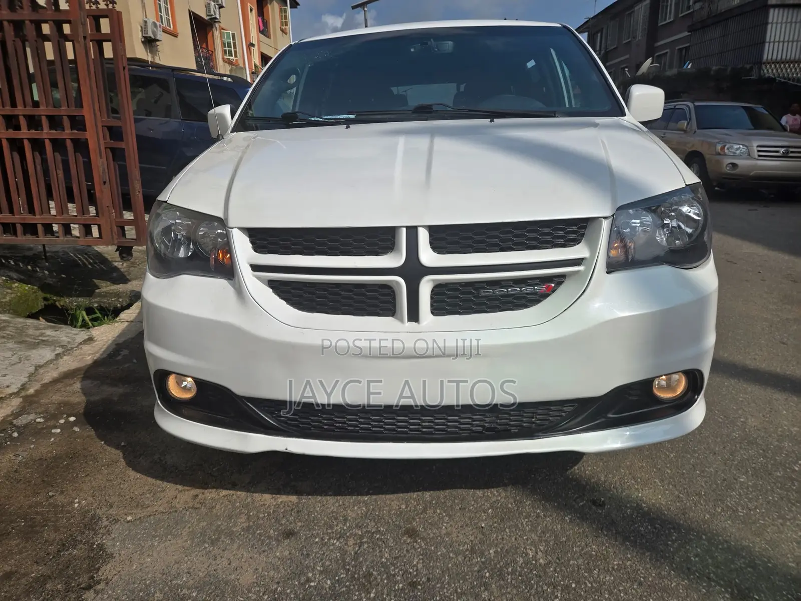 Dodge Caravan 2018 White