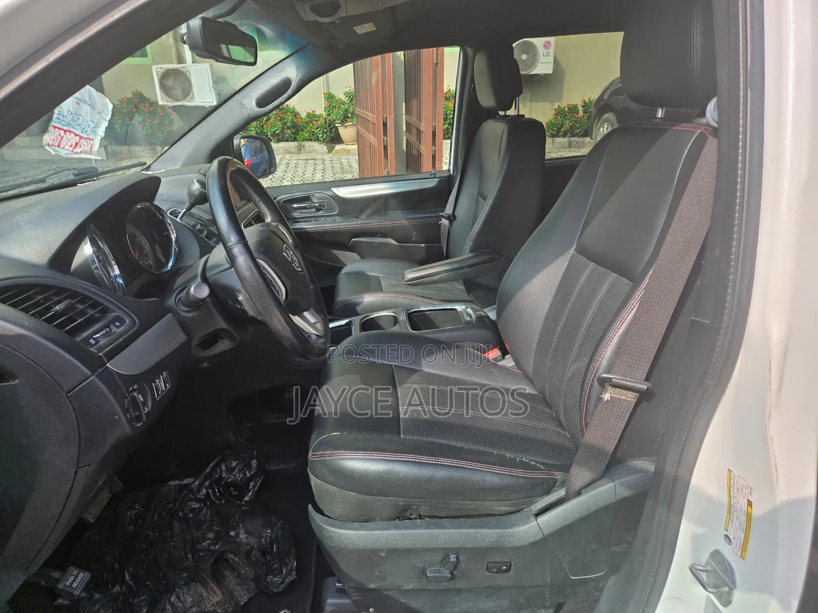 Dodge Caravan 2018 White