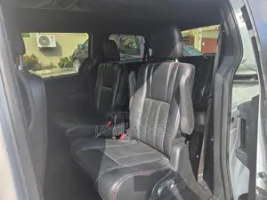 Dodge Caravan 2018 White