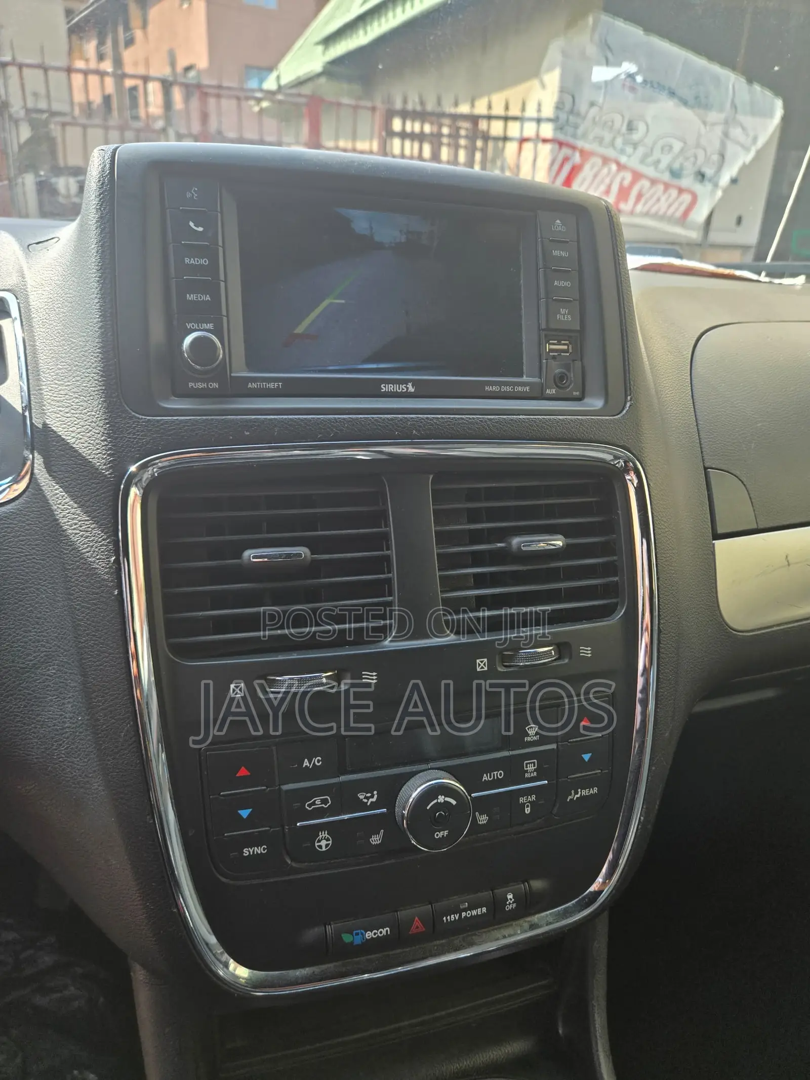 Dodge Caravan 2018 White