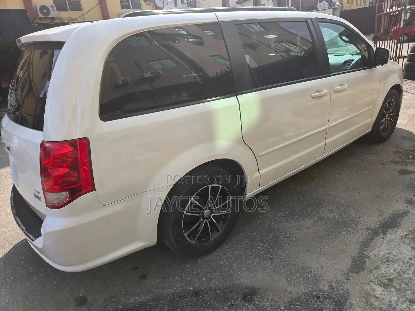 Dodge Caravan 2018 White