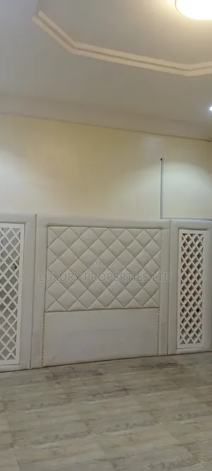 4bdrm Duplex in Van Daniel, Lafiaji for rent