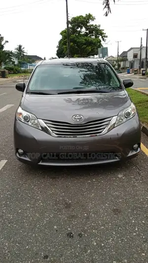 Toyota Sienna XLE AWD 7-Passenger 2013 Gray