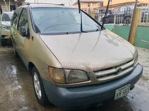 Toyota Sienna LE & 1 hatch 2000 Gold
