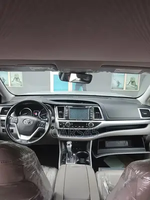 Toyota Highlander LE 4x4 V6 (3.5L 6cyl 8A) 2018 Silver